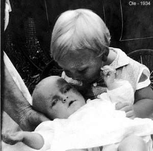 A kiss from Howie for little sister Viola (Ole), 1934